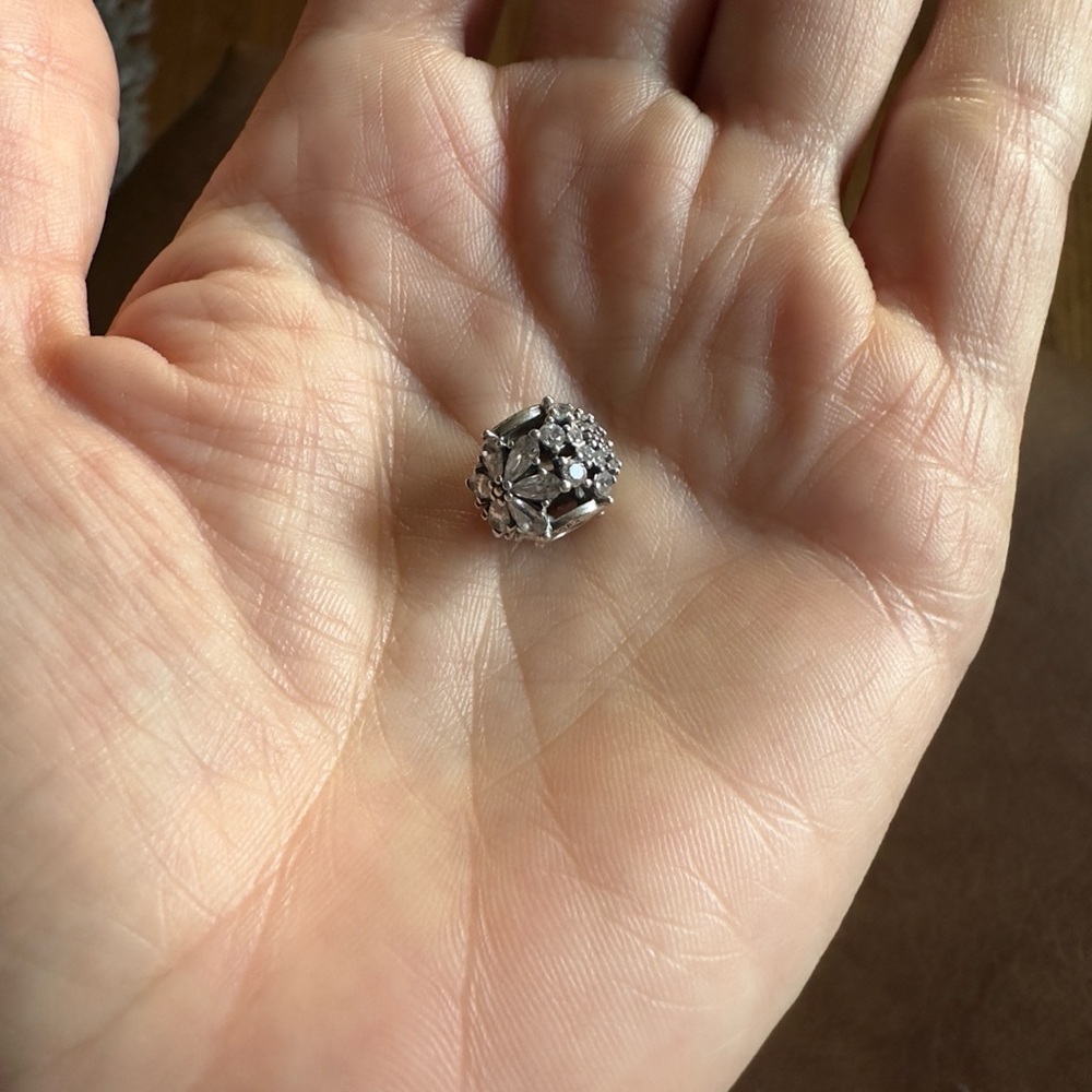 Stunning Silver .925 charm Ring with Large Diamond Centerpiece